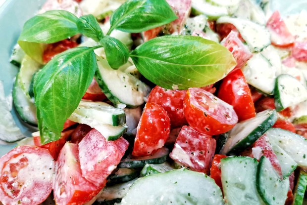 Овощной салат с песто и майонезом