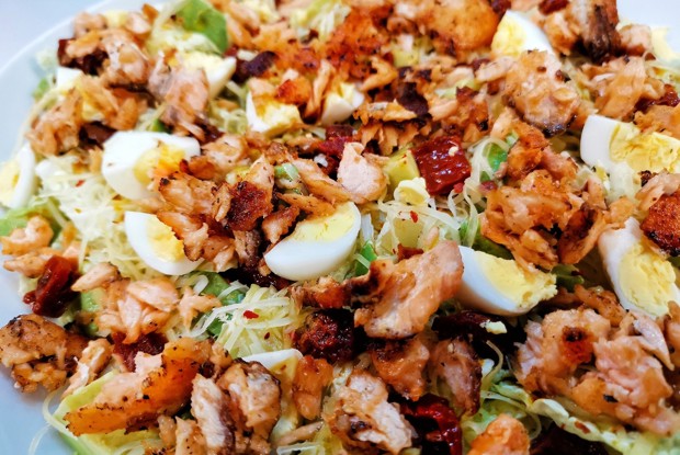 Овощной салат с сыром и лососем