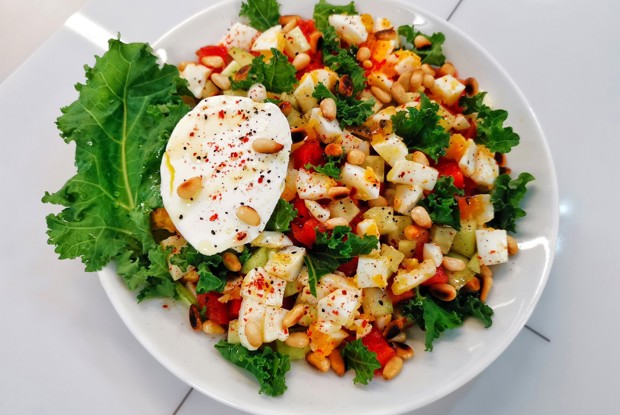 Овощной салат с яйцом и сметаной