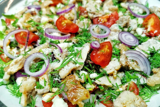 Овощной салат с беконом и пармезаном