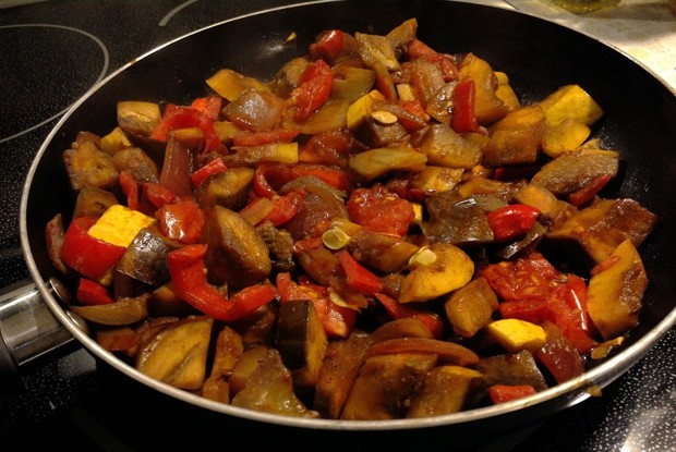 Овощи в красном вине и соевом соусе