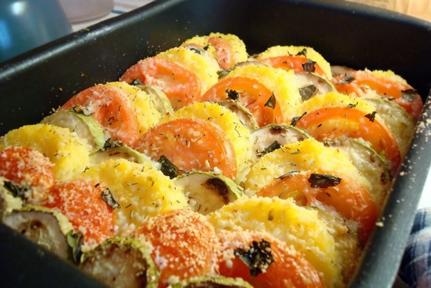 Овощи, запеченные с полентой