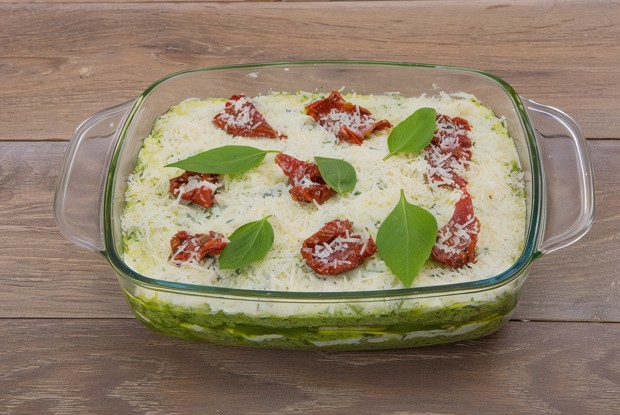 Овощная лазанья из цукини с рикоттой и соусом песто