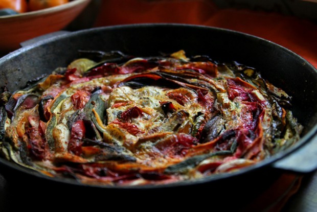 Овощная запеканка с баклажанами, сладким перцем, свеклой и помидорами