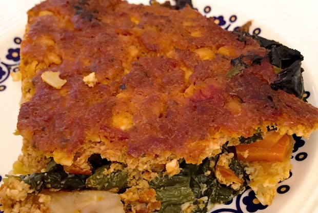 Овощная запеканка с творогом и томатным соусом