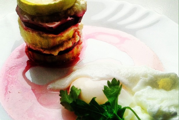 Овощные мильфеи из цукини и свеклы с яйцами пашот