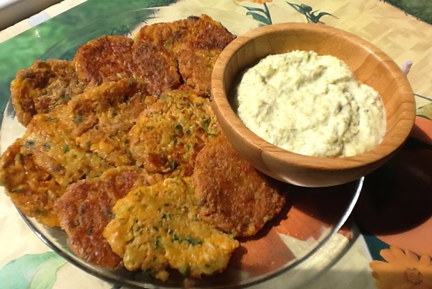 Овощные оладьи со сливочным соусом из брокколи