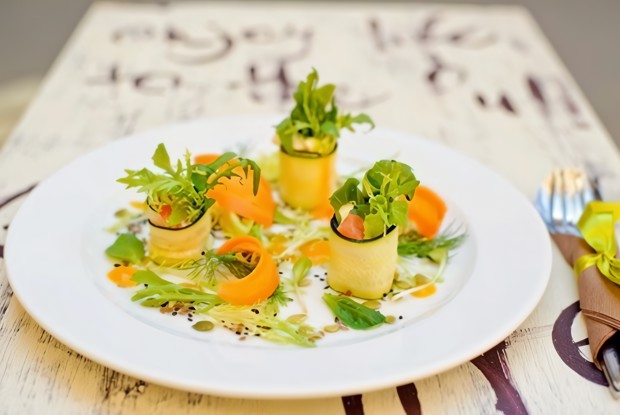 Овощные роллы из цукини с лососем и нежным сливочным сыром