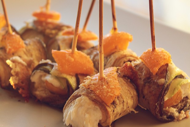 Овощные рулетики с козьим сыром и пармезаном