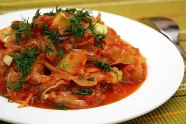 Овощное рагу с капустой и картофелем