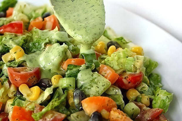 Овощной фитнес-салат с соусом из авокадо