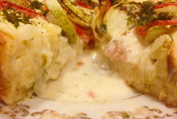 Овощной пирог с чесночным кремом