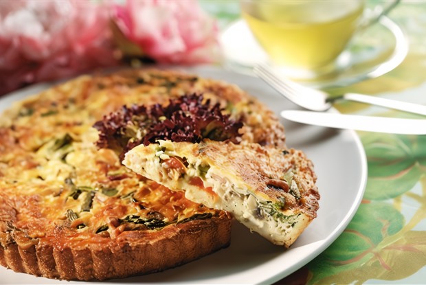 Овощной пирог со шпинатом и зеленым горошком