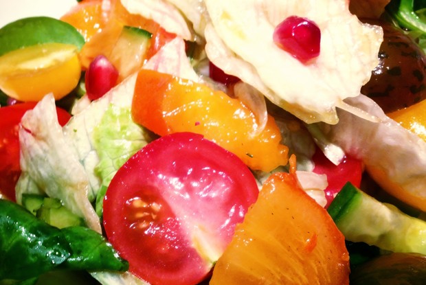 Овощной салат с хурмой