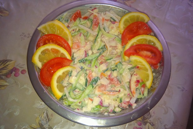 Овощной салат с яблоком и сметаной