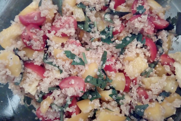 Овощной салат с киноа и брынзой