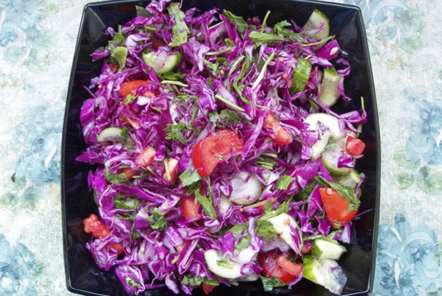 Овощной салат с краснокочанной капустой