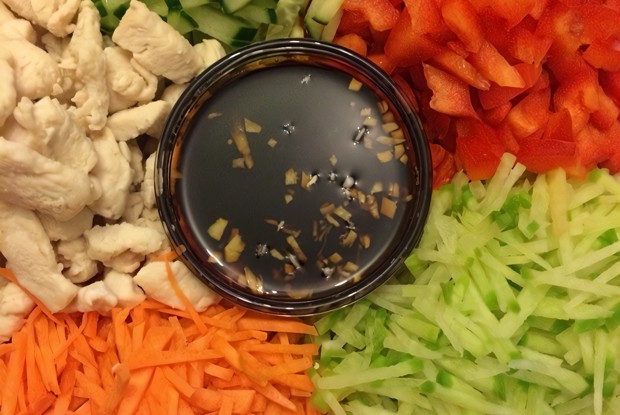 Овощной салат с куриным филе и заправкой из соевого соуса