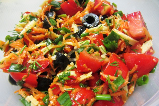 Овощной салат с маслинами и сыром