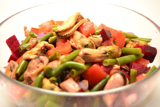 Овощной салат с мясом мидий