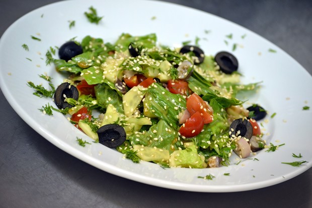 Овощной салат с осьминогами