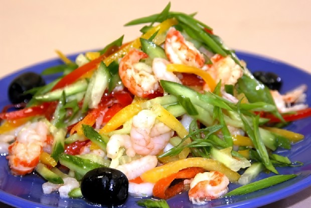 Овощной салат с семгой и креветками