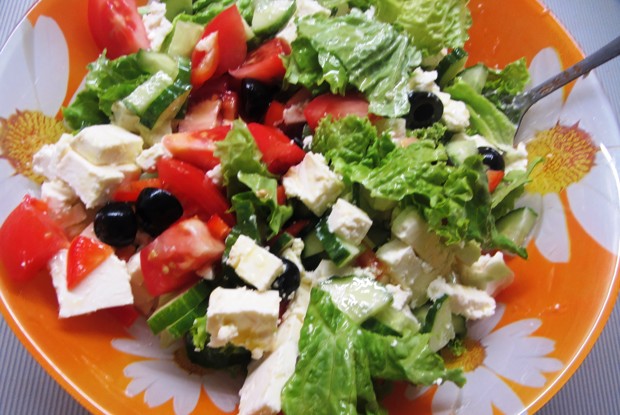 Овощной салат с сыром сиртаки и маслинами