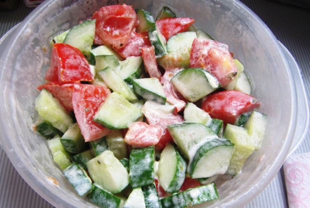 Овощной салат со сметаной и зеленью