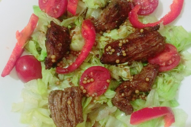 Овощной шеф-салат с говядиной с заправкой из 10 ингредиентов