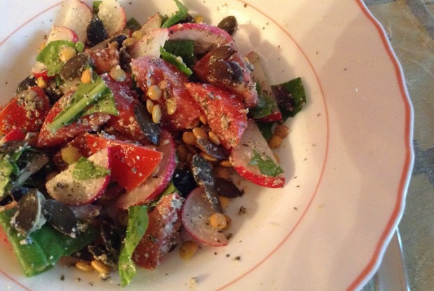 Овощной сыроедческий салат с изюмом