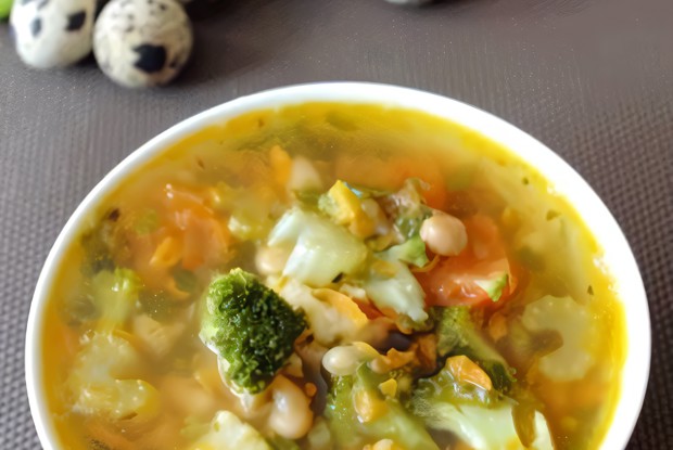 Овощной суп с фасолью на курином бульоне