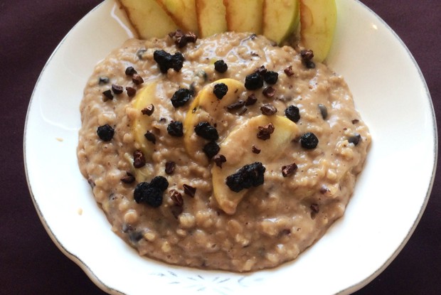 Овсяная каша с антоновкой, сушенной черникой и ревенем