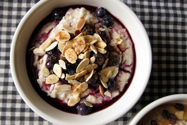 Овсяная каша с душистыми пряностями и черничным компотом