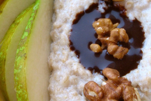 Овсяная каша с грушей, грецким орехом и острым шоколадным соусом