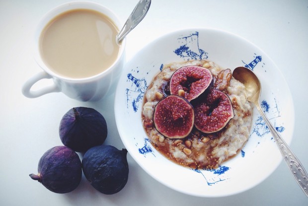 Овсяная каша с инжиром и теплым медовым соусом