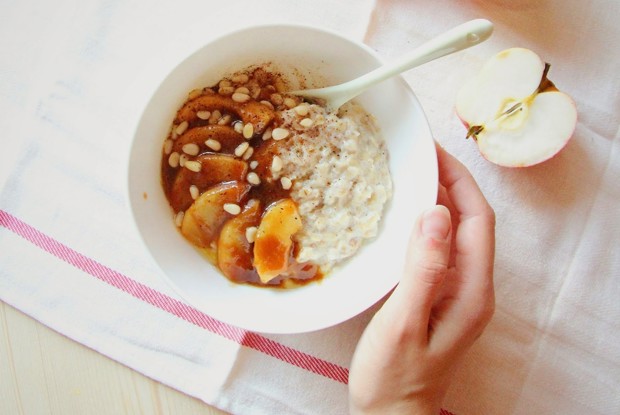Овсяная каша с яблоком и соленой карамелью