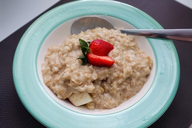 Овсяная каша с яблоком и корицей