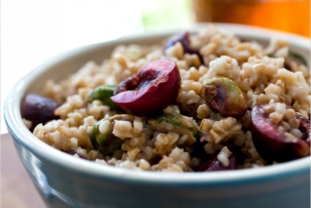 Овсяная каша с ягодно-фисташковым соусом