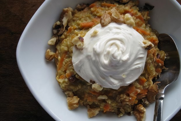 Овсяная каша с морковью, изюмом и грецким орехом