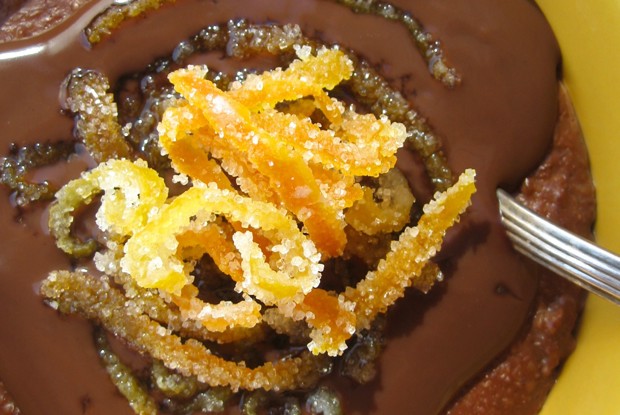 Овсяная каша с шоколадным пудингом и засахаренной апельсиновой цедрой