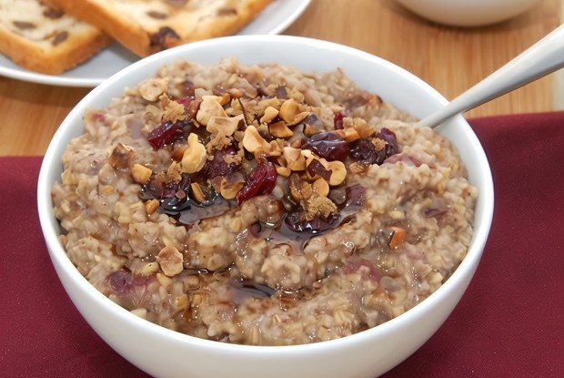 Овсяная каша с сушеной вишней и фундуком