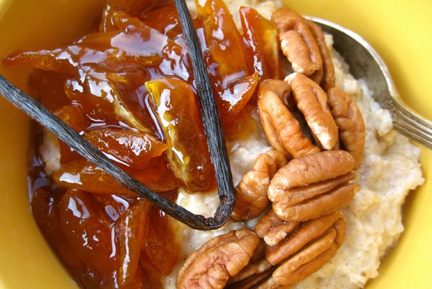 Овсяная каша с ванилью, кумкватом и пеканом