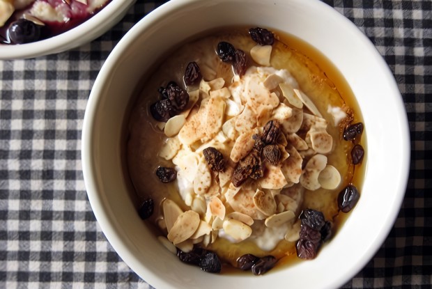 Овсяная каша с виски, изюмом и миндалем