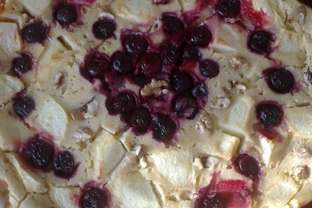 Овсяный пирог с яблоками и вишней