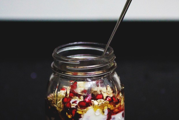 Овсяный завтрак с зернами граната в банке