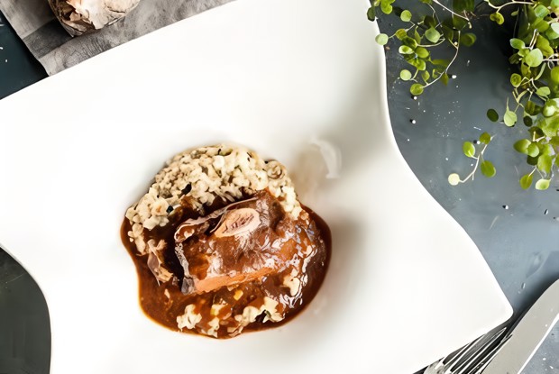 Овсянка с копчеными говяжьими ребрами