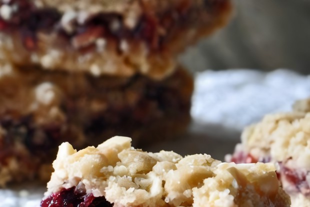 Овсяно-кокосовый пирог с малиной