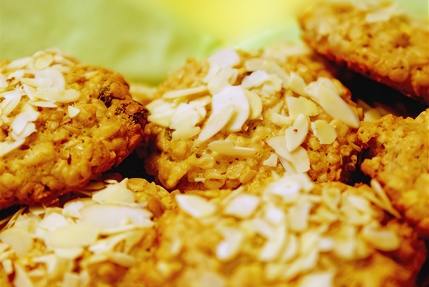 Овсяное печенье с изюмом и яблоком