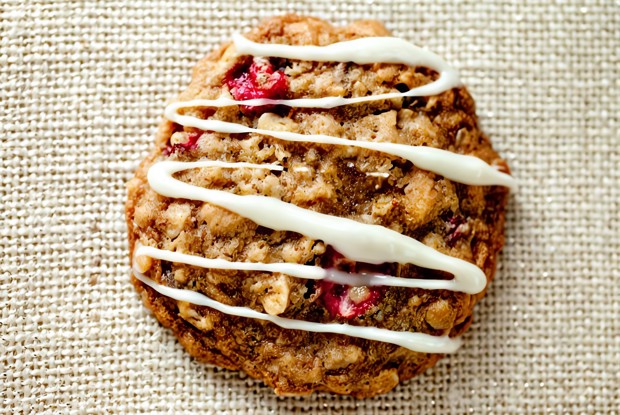 Овсяное печенье с орехами, изюмом и бананом