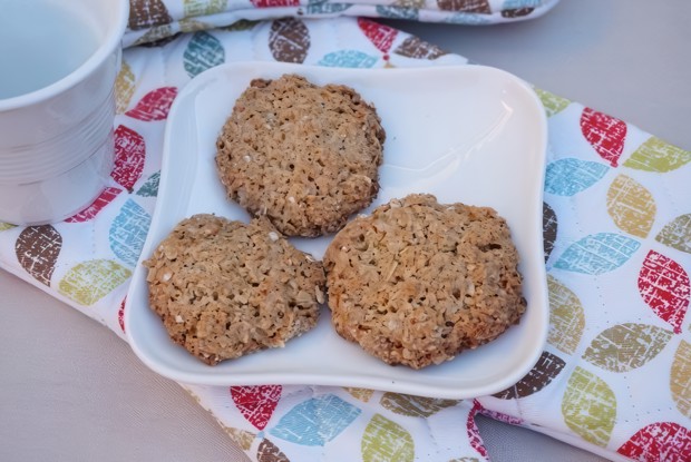 Овсяное печенье с шоколадом, изюмом, орехами
